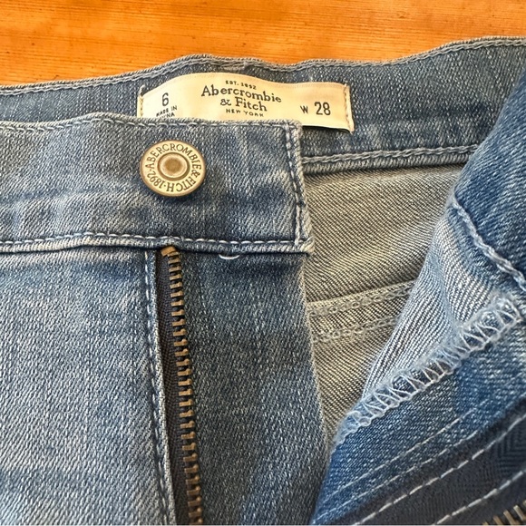 Abercrombie &Fitch denim shorts distressed size 6 w28 - Picture 3 of 4